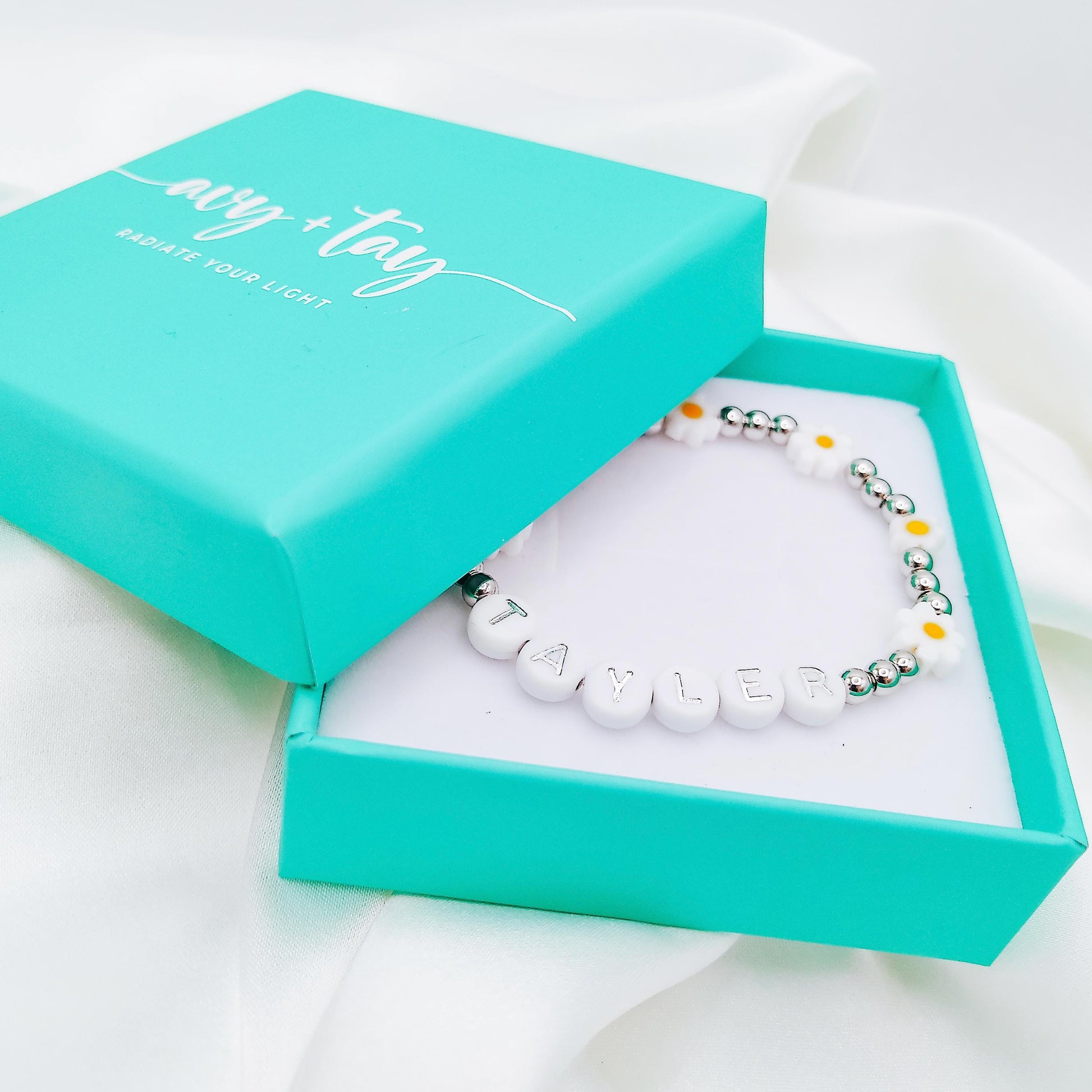METAL BEADED DAISY WORD BRACELET - Avy + Tay