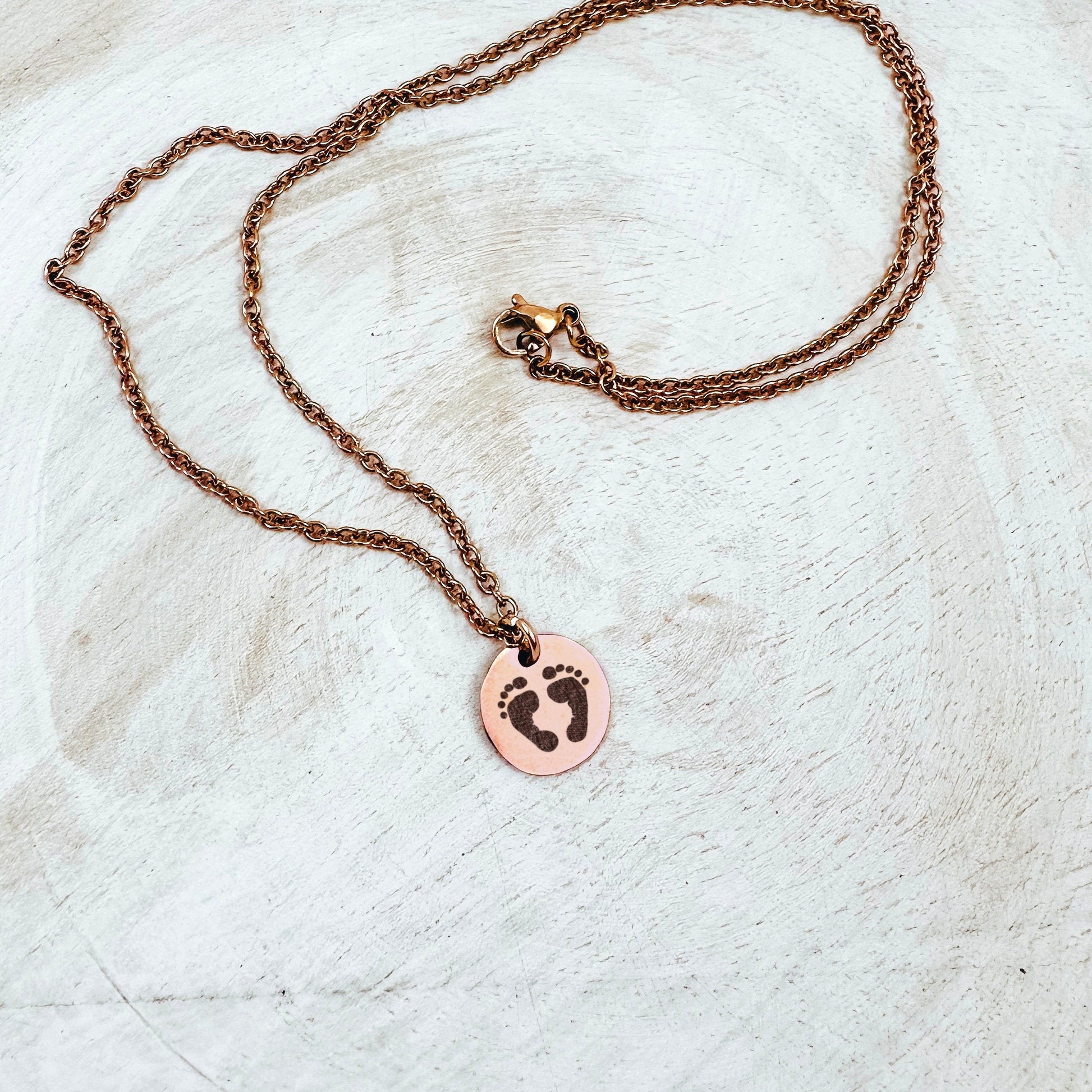 DAINTY BABY FEET NECKLACE - Avy + Tay