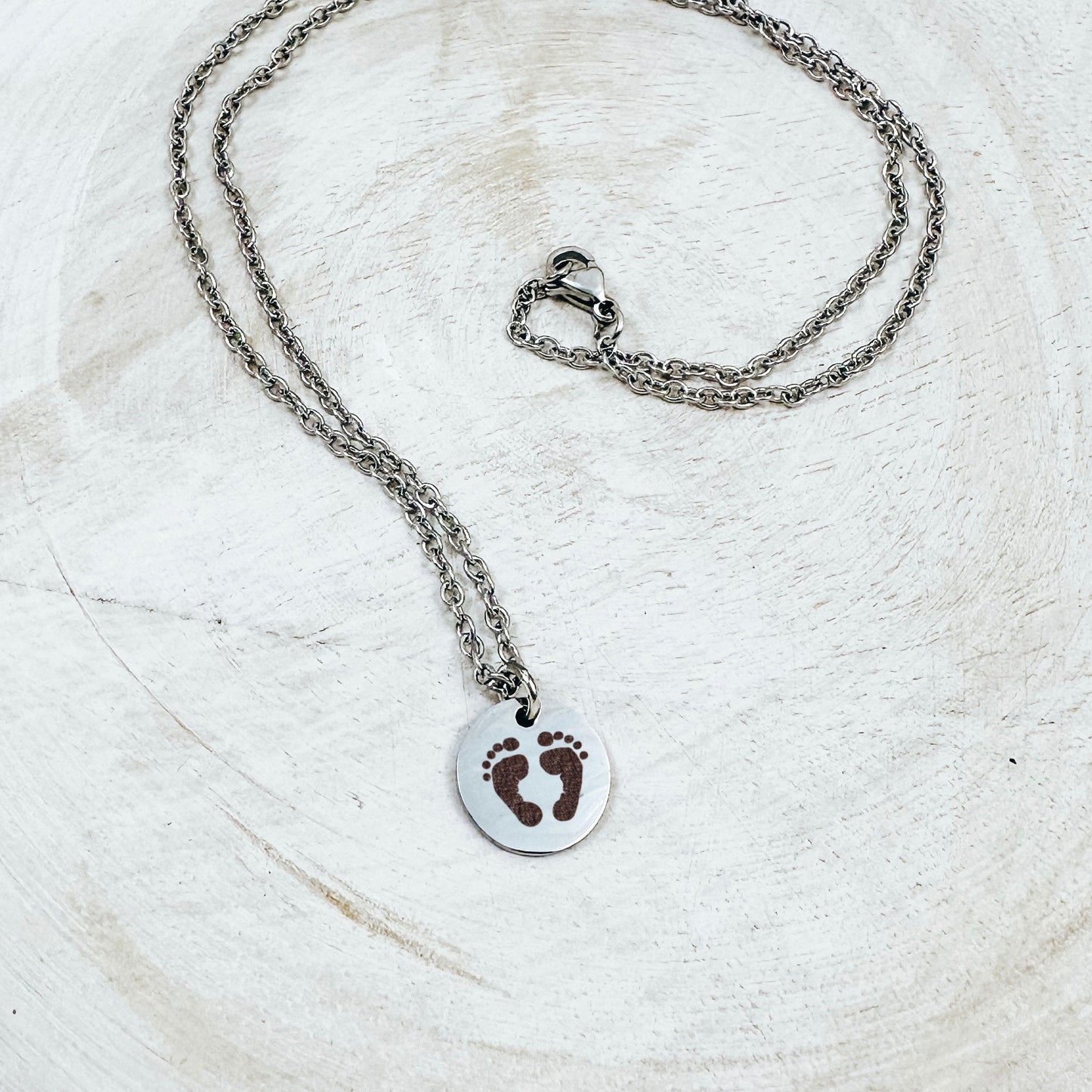 DAINTY BABY FEET NECKLACE - Avy + Tay